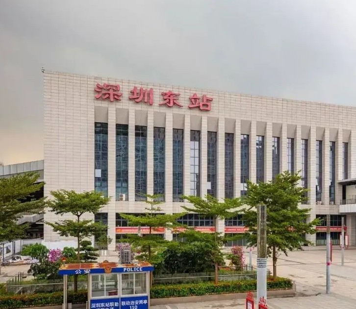 深圳地鐵布吉東站所有樓梯臺(tái)階小方格防滑貼